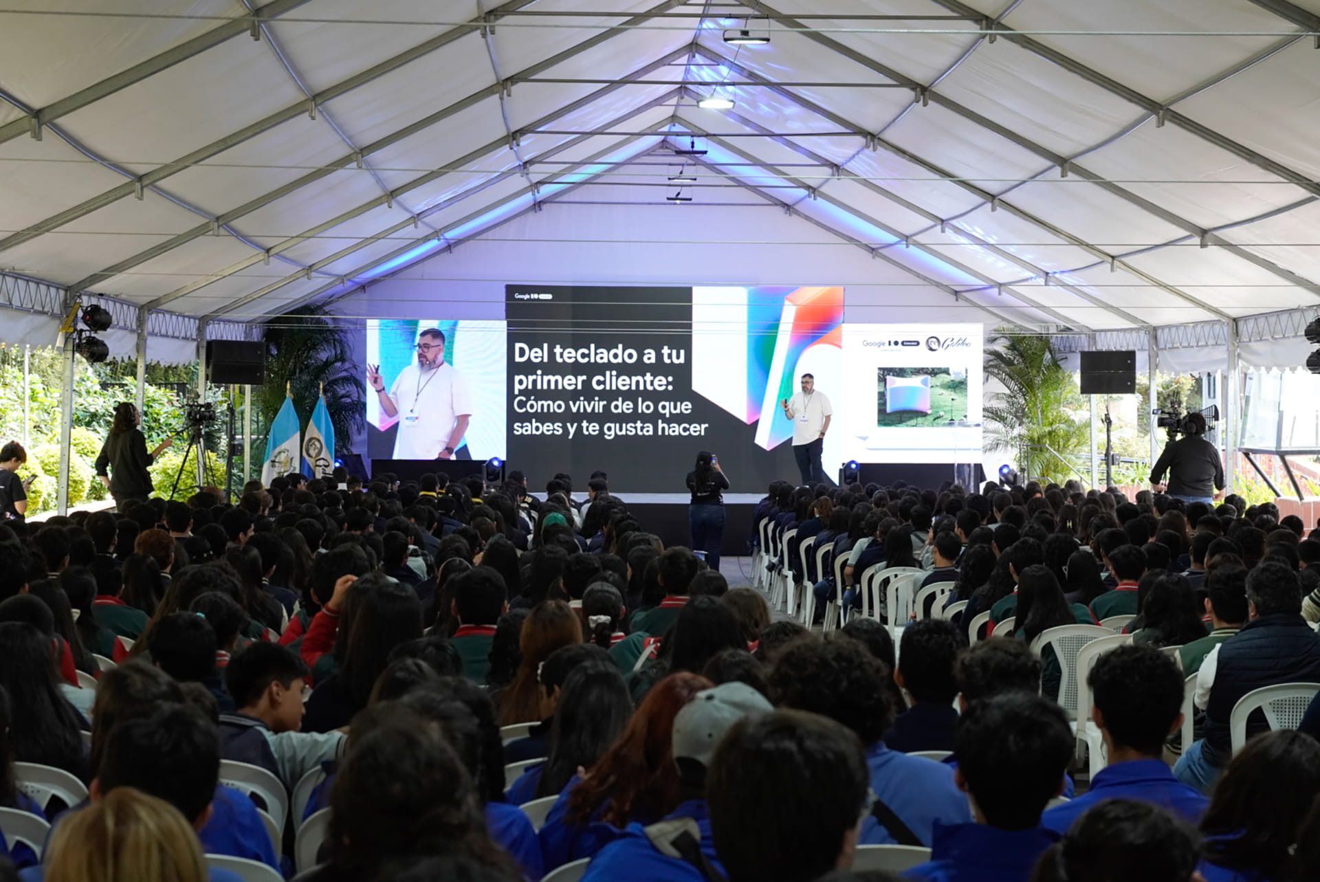 Frank Calderón dando la charla Del teclado a tu primer cliente en Google I/O 2025