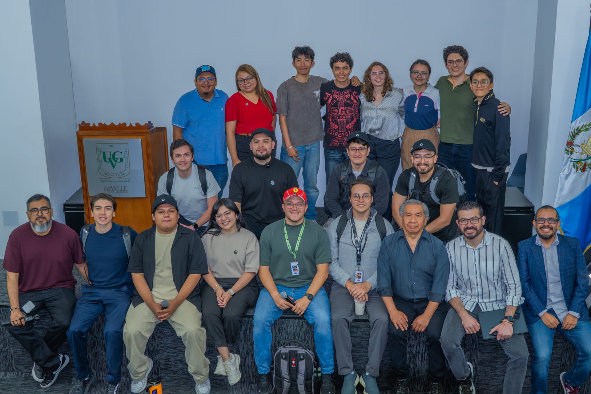 Frank Calderón como mentor y juez en un hackathon organizado por Cursor